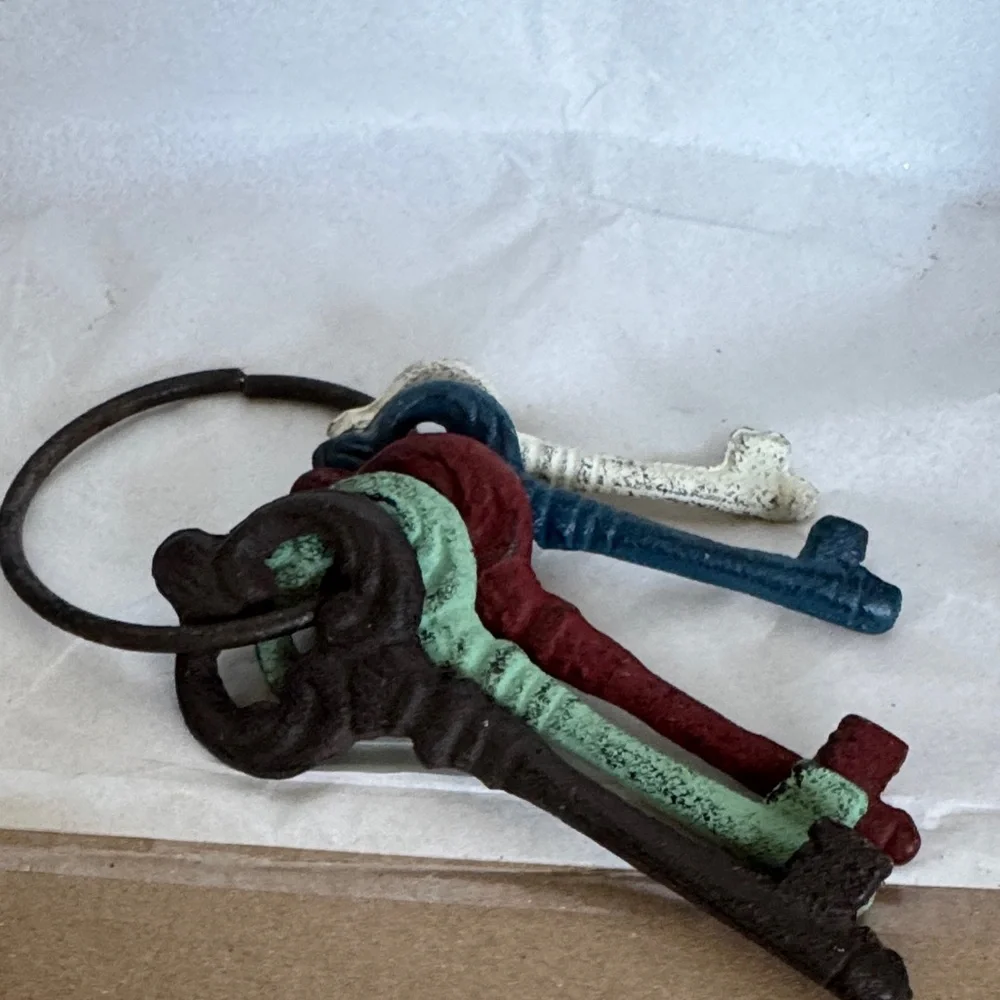 Decorative Vintage-Style Cast Iron Keys Wall Hanging - Multicolor